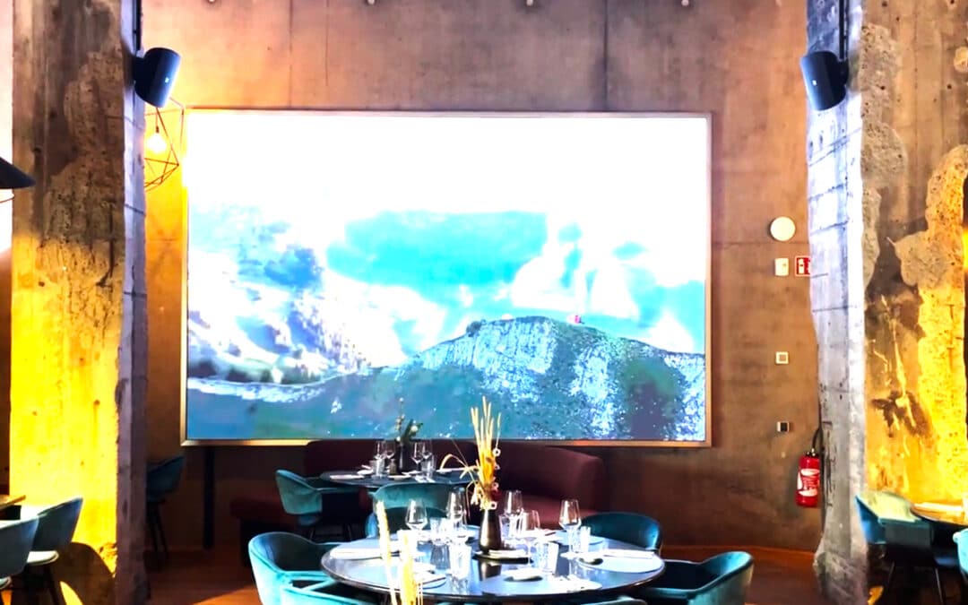 Ecran led dans un restaurant