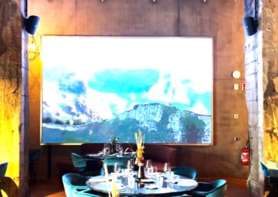 Ecran led dans un restaurant